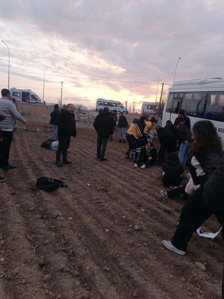 Öğrenci servisi kamyonetle çarpıştı, 17 yaralı var! Kaza sonrası can pazarı 9